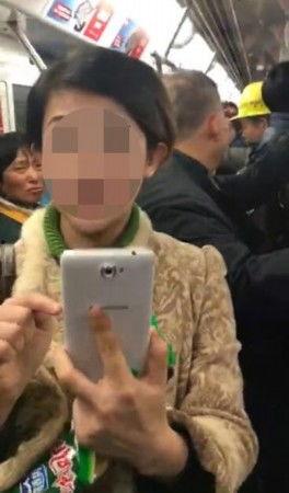 网友爆料吃鸡脚视频,吃鸡脚视频引发热议,揭秘网络直播背后的秘密  第3张 网友爆料吃鸡脚视频,吃鸡脚视频引发热议,揭秘网络直播背后的秘密  第3张