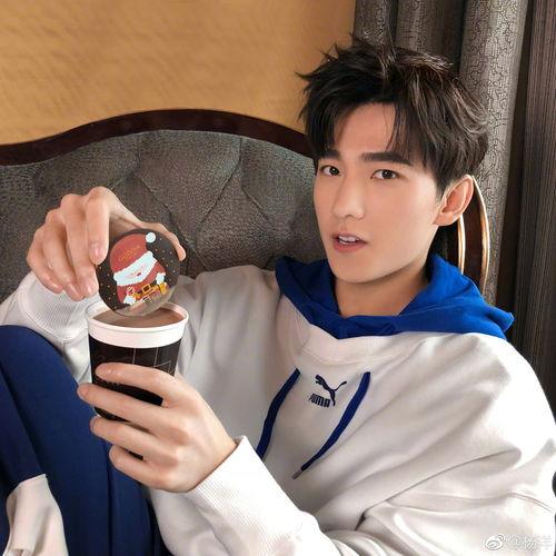 杨洋粘人爆料视频,甜蜜互动引网友热议  第2张